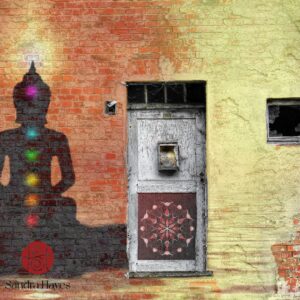 Schatten einer meditierenden Person mit Chakren an einer alten Wand – Symbol für Heilung durch Ashtanga Yoga als psychosomatische Therapie